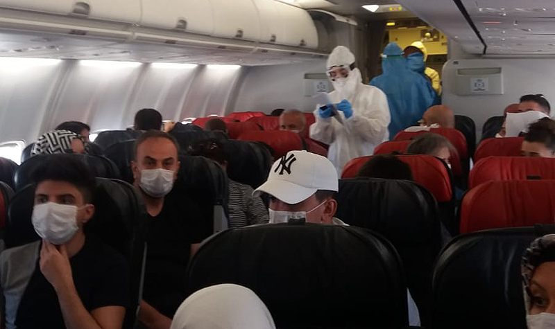 Uçakta koronavirüs paniği