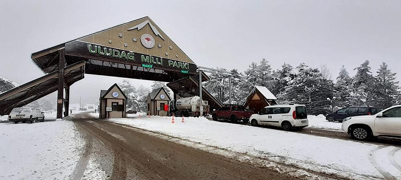 Kar geldi, Uludağ’a kayak meraklıları akın etti