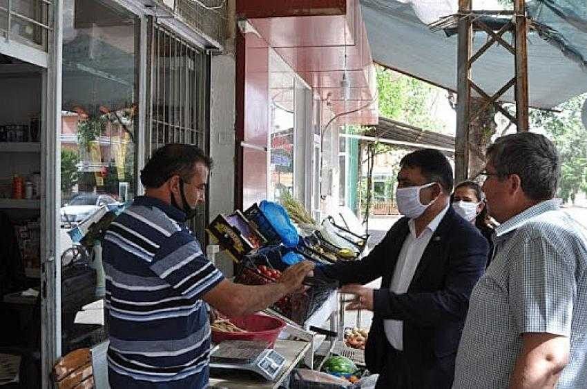 Korkuteli’nde bayram öncesi esnafa maske dağıtıldı