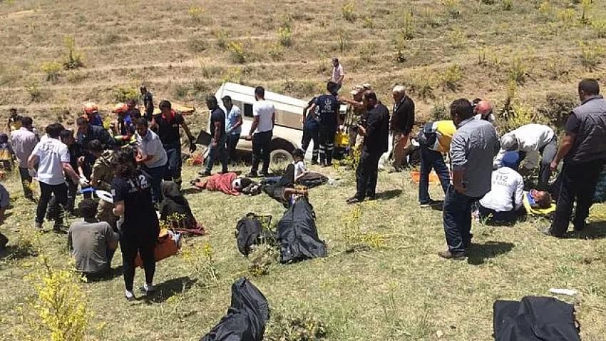 Kaçak göçmen taşıyan minibüs devrildi: 15 ölü, 27 yaralı