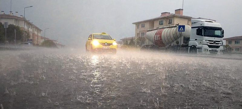 10 dakikalık yağmur hayatı felç etti