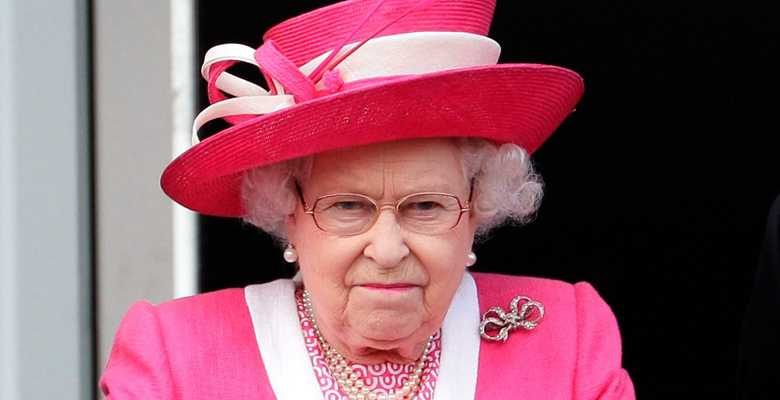Kraliçe Elizabeth virüs korkusuyla saraydan kaçtı