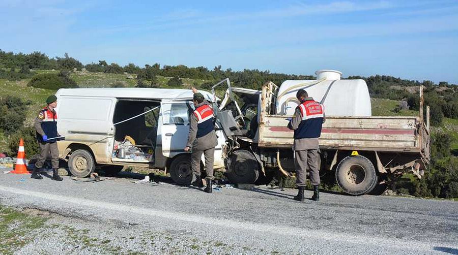 İşçi servisiyle kamyon çarpıştı: 1 ölü, 9 yaralı