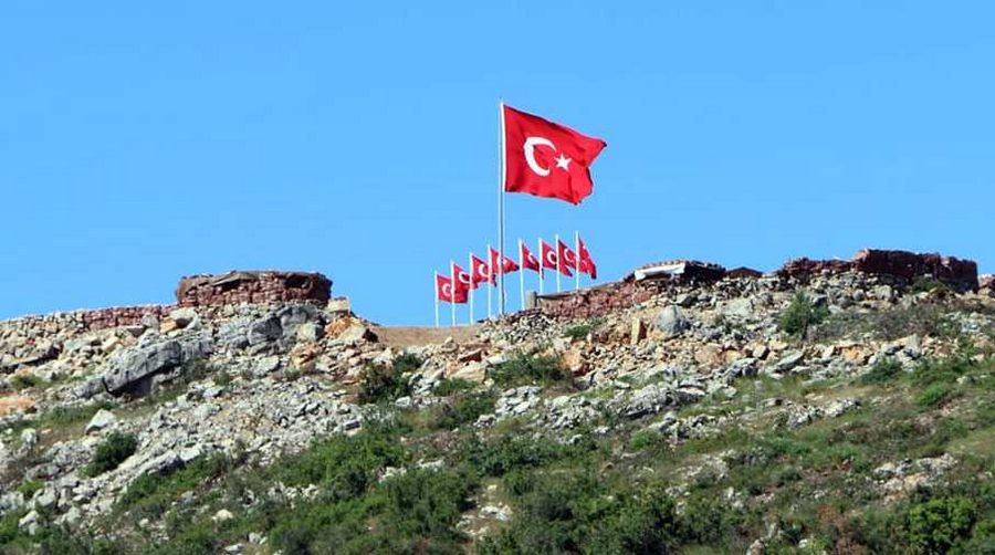 9 şehit verilen tepeye 9 Türk bayrağı dikildi